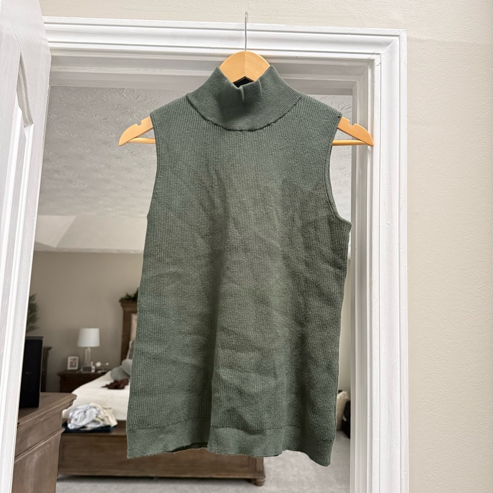 NWOT | Green Sleeveless Turtleneck Sweater